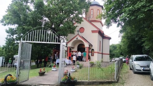 SLAVA OBNOVLJENE SRPSKE SVETINJE: Liturgija u Crkvi Svetog Arhangela Gavrila iznad Davidovca (FOTO) SLAVA OBNOVLJENE SRPSKE SVETINJE: Liturgija u Crkvi Svetog Arhangela Gavrila iznad Davidovca (FOTO)