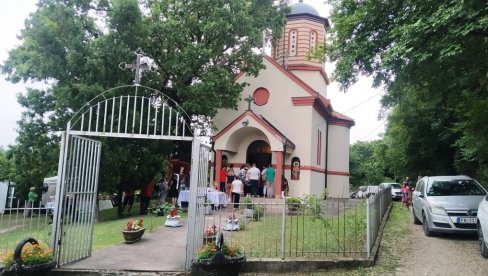 SLAVA OBNOVLJENE SRPSKE SVETINJE: Liturgija u Crkvi Svetog Arhangela Gavrila iznad Davidovca (FOTO)