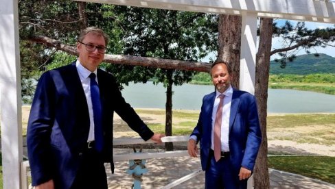 JEDAN OD ISTINSKIH PRIRODNIH DRAGULJA SRBIJE Vučić sa Žiofreom na Oblačinskom jezeru: Verujem da ćemo uspeti da uredimo ovu skrivenu lepotu JEDAN OD ISTINSKIH PRIRODNIH DRAGULJA SRBIJE Vučić sa Žiofreom na Oblačinskom jezeru: Verujem da ćemo uspeti da uredimo ovu skrivenu lepotu