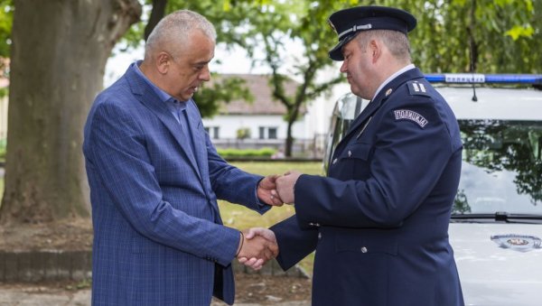 Градоначелник Бакић предао начелнику ПУ Суботица кључеве возила „фијат добло“ Градоначелник Бакић предао начелнику ПУ Суботица кључеве возила „фијат добло“
