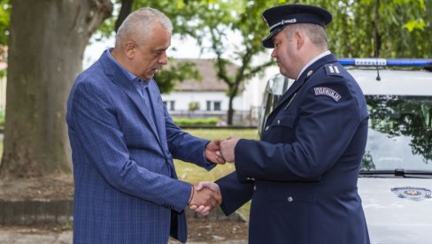 Gradonačelnik Bakić predao načelniku PU Subotica ključeve vozila „fijat doblo“ Gradonačelnik Bakić predao načelniku PU Subotica ključeve vozila „fijat doblo“