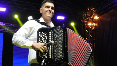 PRVA NAGRADA VELJKU MILOJKOVIĆU: Takmičenje mladih harmonikaša na Festivalu Zlatne harmonike Kraljeva PRVA NAGRADA VELJKU MILOJKOVIĆU: Takmičenje mladih harmonikaša na Festivalu Zlatne harmonike Kraljeva
