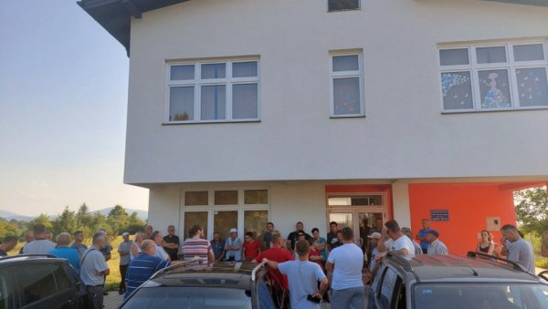 ПРЕТЕ ПРОТЕСТИМА ИСПРЕД ВОДОВОДА: Незадовољство мештана бањалучког насеља због лошег водоснабдевања ПРЕТЕ ПРОТЕСТИМА ИСПРЕД ВОДОВОДА: Незадовољство мештана бањалучког насеља због лошег водоснабдевања