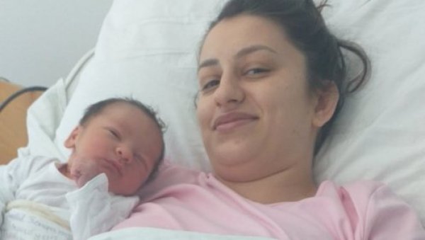 ВУЧИЋ БЕБИ СА КОСМЕТА ДАО ЈУНАЧКО ИМЕ: Председник кумовао 1.000 беби рођеној у селу Пасјане ВУЧИЋ БЕБИ СА КОСМЕТА ДАО ЈУНАЧКО ИМЕ: Председник кумовао 1.000 беби рођеној у селу Пасјане