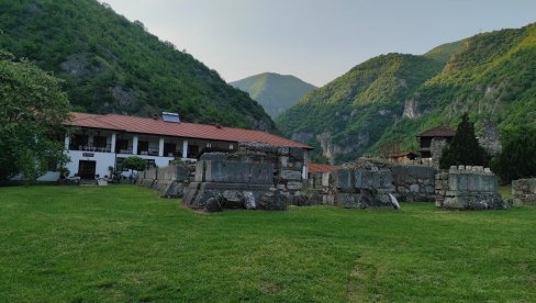 DA OSTANEMO VERNI BOGU, RODU I OVOJ SVETOJ ZEMLJI U Manastiru Svetih Arhangela kod Prizrena proslavljena manastirska slava (FOTO/VIDEO)