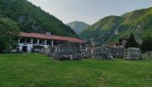 DA OSTANEMO VERNI BOGU, RODU I OVOJ SVETOJ ZEMLJI U Manastiru Svetih Arhangela kod Prizrena proslavljena manastirska slava (FOTO/VIDEO)