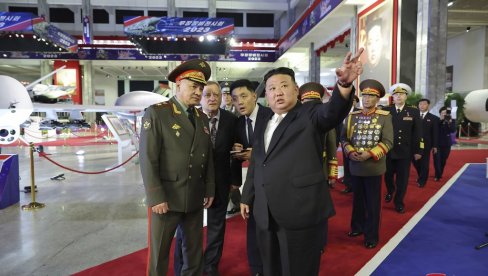POHVALIO SE: Kim DŽong Un pokazao Šojguu najnovije naoružanje Severne Koreje (FOTO) POHVALIO SE: Kim DŽong Un pokazao Šojguu najnovije naoružanje Severne Koreje (FOTO)
