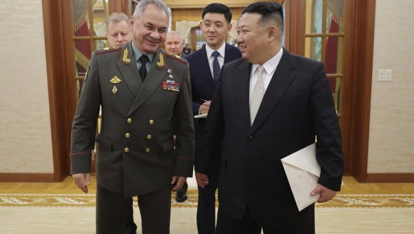 КИМ ПОВЕЋАВА ПРОИЗВОДЊУ ОРУЖЈА: Наредба стиже после посете Шојгуа Пјонгјангу КИМ ПОВЕЋАВА ПРОИЗВОДЊУ ОРУЖЈА: Наредба стиже после посете Шојгуа Пјонгјангу