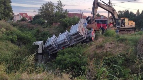 KATASTROFA NA SREĆU IZBEGNUTA: Kamion sa metanom završio u kanalu kod Obrenovca (FOTO) KATASTROFA NA SREĆU IZBEGNUTA: Kamion sa metanom završio u kanalu kod Obrenovca (FOTO)