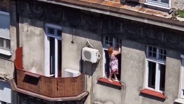 БЕОГРАЂАНИ У ЧУДУ: Жена одлучила да опере прозоре, па оставила суграђане без текста (ВИДЕО) БЕОГРАЂАНИ У ЧУДУ: Жена одлучила да опере прозоре, па оставила суграђане без текста (ВИДЕО)