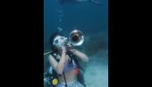 SIRENE SVIRALE POD VODOM: Nesvakidašnji koncert na festivalu na Floridi SIRENE SVIRALE POD VODOM: Nesvakidašnji koncert na festivalu na Floridi