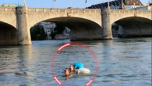 S POSLA KUĆI IDU PLIVAJUĆI: LJudi u evropskom gradu našli način da se rashlade (VIDEO)