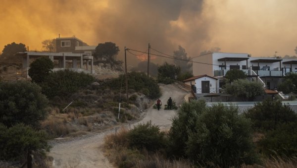 БУКНУЛА ЈОШ ДВА ПОЖАРА НА СИТОНИЈИ: Ватра избила код Агиос Николаоса и Вурвуруа БУКНУЛА ЈОШ ДВА ПОЖАРА НА СИТОНИЈИ: Ватра избила код Агиос Николаоса и Вурвуруа
