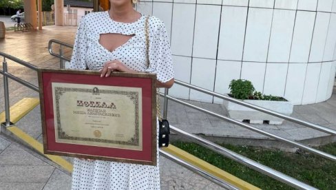 УСПРАВНО КА ВРХУ: Награда Др Драга Љочић Олгици Самоуловић УСПРАВНО КА ВРХУ: Награда Др Драга Љочић Олгици Самоуловић