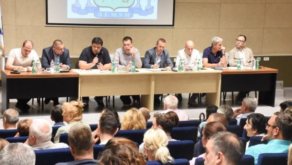 ДОГОВОР О УРЕЂЕЊУ ЗГРАДА И ДВОРИШТА: У Земуну трибина представника Града, Општине, управника и челника ЈКП ДОГОВОР О УРЕЂЕЊУ ЗГРАДА И ДВОРИШТА: У Земуну трибина представника Града, Општине, управника и челника ЈКП