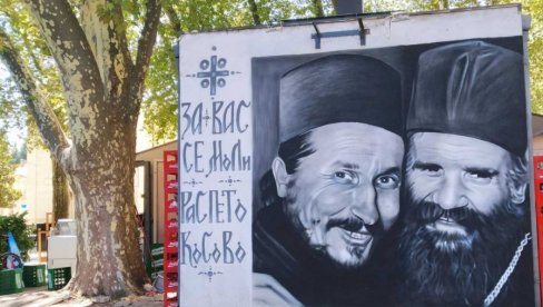 MURAL U CENTRU TREBINJA: Pod čuvenim platanima zagrljeni Amfilohije i Atanasije (FOTO)