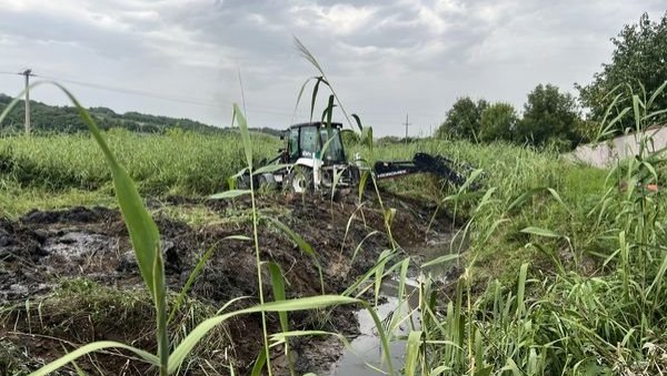 СРЕЂУЈУ КАНАЛ У РЕСНИКУ: Уклањање растиња омогућиће да се више воде слије у канал