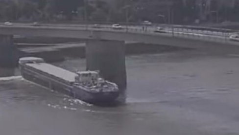 SNIMLJEN TRENUTAK UDARA BRODA U MOST U NOVOM SADU: Kamera zabeležila jezivu scenu, na mostu bila gomila automobila (VIDEO) SNIMLJEN TRENUTAK UDARA BRODA U MOST U NOVOM SADU: Kamera zabeležila jezivu scenu, na mostu bila gomila automobila (VIDEO)
