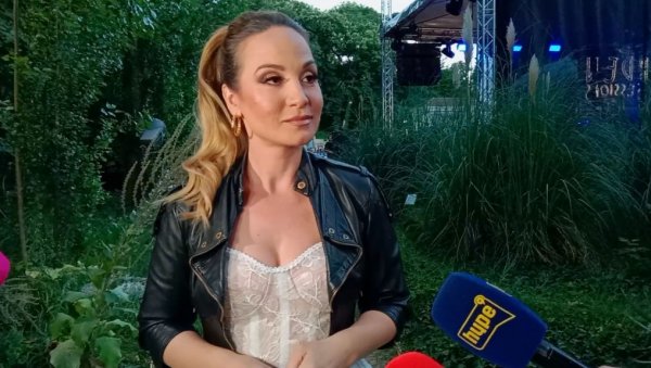 ОВО ЈЕ ИСТИНА О ЈЕЛЕНИ ТОМАШЕВИЋ И ЊЕНОМ ПОРЕКЛУ: Комшије нису желеле да ћуте: Отац јој је предиван био, а она... ОВО ЈЕ ИСТИНА О ЈЕЛЕНИ ТОМАШЕВИЋ И ЊЕНОМ ПОРЕКЛУ: Комшије нису желеле да ћуте: Отац јој је предиван био, а она...