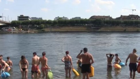 U OVOM GRADU LJUDI NAKON POSLA SKOČE U REKU I PLIVAJUĆI SE VRAĆAJU KUĆI: Izbegavaju gužve, a ovako im stvari ostanu suve (VIDEO)