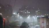 ВЕТАР НОСИО КРОВОВЕ, УЛИЦЕ ПОД ВОДОМ: Јако невреме направило хаос на Криму (ВИДЕО) ВЕТАР НОСИО КРОВОВЕ, УЛИЦЕ ПОД ВОДОМ: Јако невреме направило хаос на Криму (ВИДЕО)