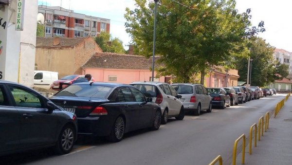 ШТА САД? Београђанин огребао туђи аутомобил, па побегао - Тренутно ме пуца анксиозност... ШТА САД? Београђанин огребао туђи аутомобил, па побегао - Тренутно ме пуца анксиозност...