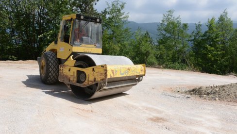 OBNOVA PUTEVA I RASVETE: Za razvoj lokalne infrastrukture Kraljevčanima 3,9 miliona dolara OBNOVA PUTEVA I RASVETE: Za razvoj lokalne infrastrukture Kraljevčanima 3,9 miliona dolara