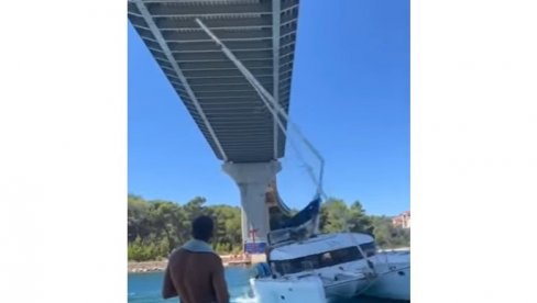 MA SKORO SU PROŠLI: Jedrilica s turistima zapela ispod mosta u Hrvatskoj (VIDEO)