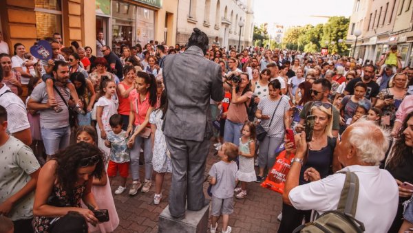 ОД ДИЈАСПОРЕ ВИШЕ ОД ПЕТ МИЛИЈАРДИ КМ: Ова година у Српској и БиХ рекордна по приливу новца из иностранства ОД ДИЈАСПОРЕ ВИШЕ ОД ПЕТ МИЛИЈАРДИ КМ: Ова година у Српској и БиХ рекордна по приливу новца из иностранства