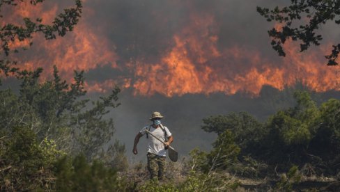 DANAS SE OČEKUJU VISOKE TEMPERATURE I NOVI POŽARI Milenković: U stalnom smo kontaktu sa našim timom u Grčkoj DANAS SE OČEKUJU VISOKE TEMPERATURE I NOVI POŽARI Milenković: U stalnom smo kontaktu sa našim timom u Grčkoj