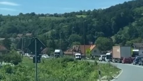 SAOBRAĆAJKA KOD POŽEGE: Sudarili se šleper i automobil, put ka Zlatiboru neprohodan SAOBRAĆAJKA KOD POŽEGE: Sudarili se šleper i automobil, put ka Zlatiboru neprohodan
