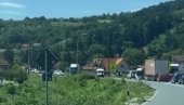 SAOBRAĆAJKA KOD POŽEGE: Sudarili se šleper i automobil, put ka Zlatiboru neprohodan SAOBRAĆAJKA KOD POŽEGE: Sudarili se šleper i automobil, put ka Zlatiboru neprohodan