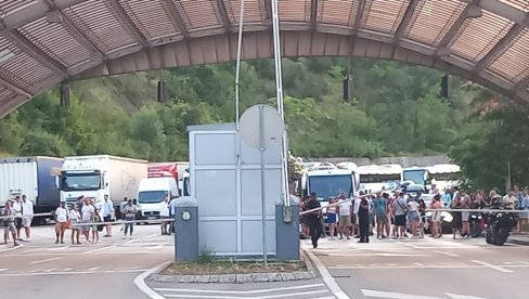 NA DVA SATA BLOKIRALI GRANIČNE PRELAZE: Protest radnika Instituta Igalo (FOTO) NA DVA SATA BLOKIRALI GRANIČNE PRELAZE: Protest radnika Instituta Igalo (FOTO)