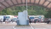 НА ДВА САТА БЛОКИРАЛИ ГРАНИЧНЕ ПРЕЛАЗЕ: Протест радника Института Игало (ФОТО) НА ДВА САТА БЛОКИРАЛИ ГРАНИЧНЕ ПРЕЛАЗЕ: Протест радника Института Игало (ФОТО)