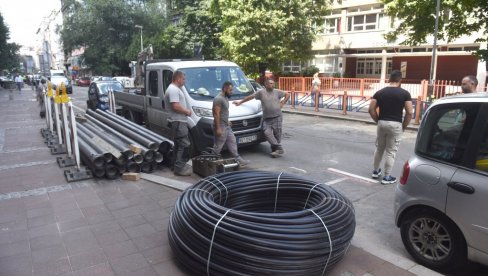 RADOVI U KOSOVSKOJ TRAJAĆE POLA GODINE: Započeta rekonstrukcija vodovodne mreže, u planu zatvaranje saobraćaja RADOVI U KOSOVSKOJ TRAJAĆE POLA GODINE: Započeta rekonstrukcija vodovodne mreže, u planu zatvaranje saobraćaja