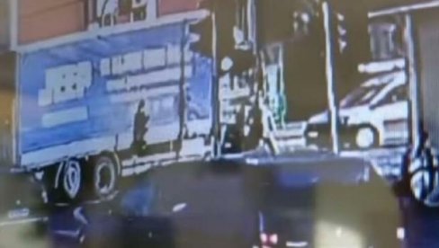 JEZIV SNIMAK IZ SURČINA, KAMION GAZI BICIKLISTU: Bar milion ljudi u Srbiji ne zna kakva im opasnost preti u saobraćaju (VIDEO) JEZIV SNIMAK IZ SURČINA, KAMION GAZI BICIKLISTU: Bar milion ljudi u Srbiji ne zna kakva im opasnost preti u saobraćaju (VIDEO)