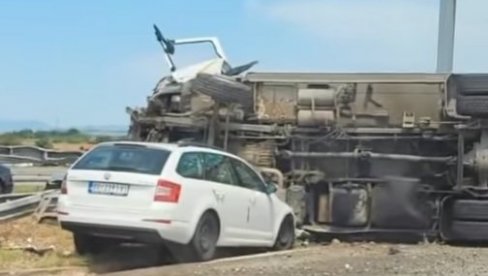 TEŠKA SAOBRAĆAJKA KOD NIŠA: Prevrnuo se kamion, automobil u punoj brzini naleteo na njega (VIDEO)