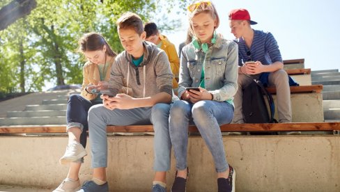 ZA MREŽE DVA SATA DNEVNO: Velika Britanija planira mere za zaštitu dece od Interneta