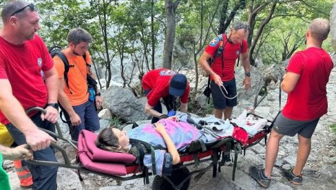 MALENA NIJE BIRALA NI VREME, NI MESTO: Žena se porodila u restoranu na planini, ključnu ulogu odigrali su radnici i spasioci gorske službe MALENA NIJE BIRALA NI VREME, NI MESTO: Žena se porodila u restoranu na planini, ključnu ulogu odigrali su radnici i spasioci gorske službe