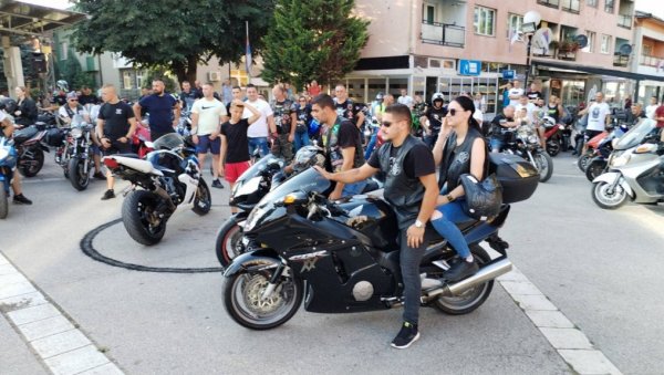 ДЕФИЛЕ ВИШЕ ОД 500 ДВОТОЧКАША: Дводневни скуп љубитеља мотора данас и сутра у Братунцу (ФОТО/ВИДЕО) ДЕФИЛЕ ВИШЕ ОД 500 ДВОТОЧКАША: Дводневни скуп љубитеља мотора данас и сутра у Братунцу (ФОТО/ВИДЕО)