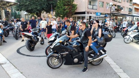 DEFILE VIŠE OD 500 DVOTOČKAŠA: Dvodnevni skup ljubitelja motora danas i sutra u Bratuncu (FOTO/VIDEO) DEFILE VIŠE OD 500 DVOTOČKAŠA: Dvodnevni skup ljubitelja motora danas i sutra u Bratuncu (FOTO/VIDEO)