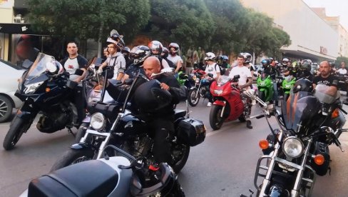 БАЈКЕРСКА АТРАКЦИЈА У ПАРАЋИНУ: Моћни двоточкаши из целе Србије на 16. мото-скупу забавили житеље града на Црници БАЈКЕРСКА АТРАКЦИЈА У ПАРАЋИНУ: Моћни двоточкаши из целе Србије на 16. мото-скупу забавили житеље града на Црници