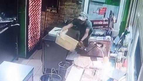 КРИО СЕ У МРАКУ И ЧЕКАО ПОГОДАН ТЕНУТАК: Лопов ушао у локал у Земуну и украо пазар (ВИДЕО) КРИО СЕ У МРАКУ И ЧЕКАО ПОГОДАН ТЕНУТАК: Лопов ушао у локал у Земуну и украо пазар (ВИДЕО)