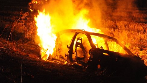 PORŠE POTPUNO IZGOREO: Lančani sudar na putu Kraljevo-Vrnjačka Banja PORŠE POTPUNO IZGOREO: Lančani sudar na putu Kraljevo-Vrnjačka Banja