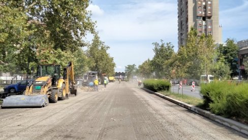 РАДОВИ НА НОВОСАДСКОМ БУЛЕВАРУ ОСЛОБОЂЕЊА : Успорен саобраћај од Железничке станице РАДОВИ НА НОВОСАДСКОМ БУЛЕВАРУ ОСЛОБОЂЕЊА : Успорен саобраћај од Железничке станице