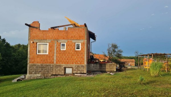 ОЛУЈА ОДУВАЛА КРОВ И ПОТКРОВЉЕ: Страшне последице невремена у Градишци ОЛУЈА ОДУВАЛА КРОВ И ПОТКРОВЉЕ: Страшне последице невремена у Градишци