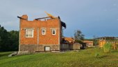 ОЛУЈА ОДУВАЛА КРОВ И ПОТКРОВЉЕ: Страшне последице невремена у Градишци ОЛУЈА ОДУВАЛА КРОВ И ПОТКРОВЉЕ: Страшне последице невремена у Градишци