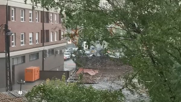 У КРУШЕВЦУ ПРОВАЛА ОБЛАКА, СЕВА ИЗНАД ГРАДА: Већ 15 минута одјекују грмљавине (ВИДЕО) У КРУШЕВЦУ ПРОВАЛА ОБЛАКА, СЕВА ИЗНАД ГРАДА: Већ 15 минута одјекују грмљавине (ВИДЕО)