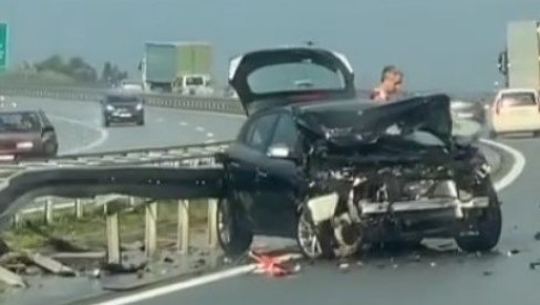 SKORO POLA AUTOMOBILA SMRSKANO: Težak udes na auto-putu Miloš Veliki (VIDEO) SKORO POLA AUTOMOBILA SMRSKANO: Težak udes na auto-putu Miloš Veliki (VIDEO)