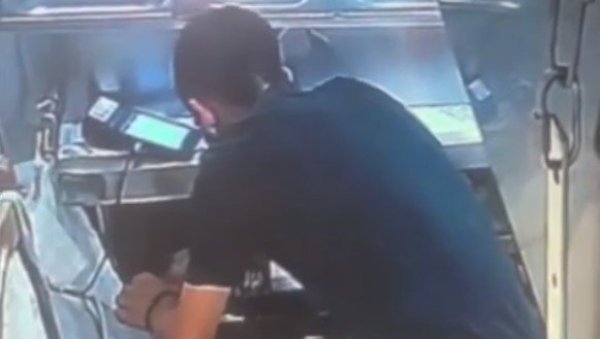 УСРЕД БЕЛА ДАНА УЗЕО НОВАЦ ИЗ КАСЕ: Камере снимиле крадљивца на Зеленом венцу (ВИДЕО) УСРЕД БЕЛА ДАНА УЗЕО НОВАЦ ИЗ КАСЕ: Камере снимиле крадљивца на Зеленом венцу (ВИДЕО)